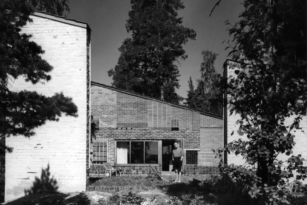 Alvar Aalto Muuratsalon Koetalon Patiolla Kuva Heikki Havas Alvar Aalto Museo 988x | Scandinavian Design