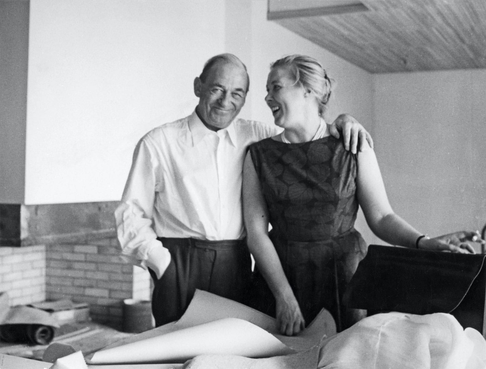 Alvar Ja Elissa Aalto Maison Carren Olohuoneessa Rakennustoiden Loppuvaiheessa 1959. Alvar And Eliss... | Scandinavian Design