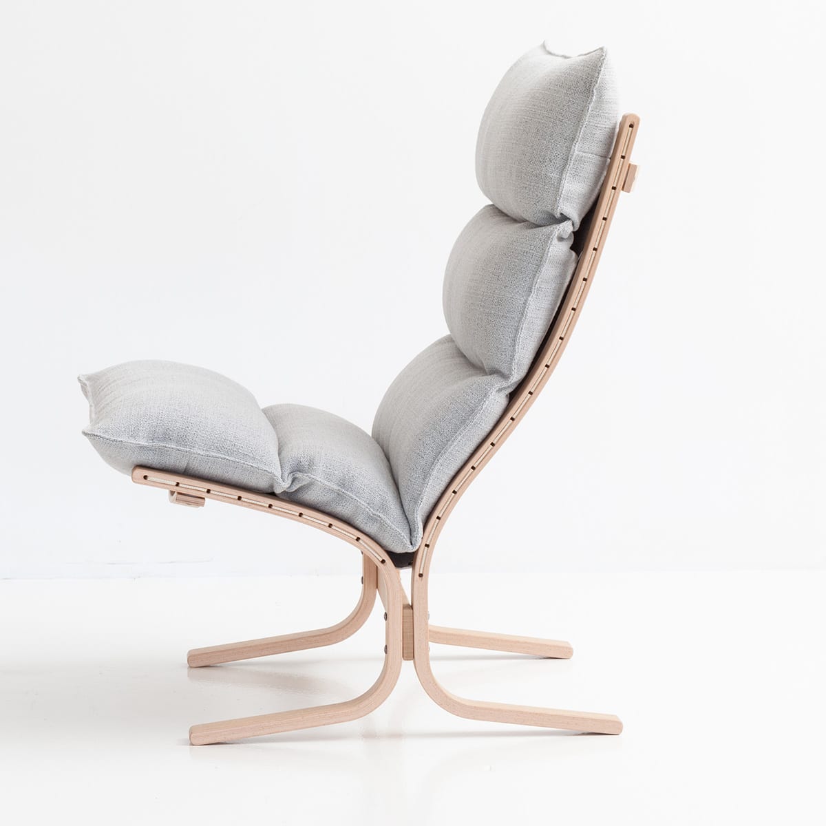 Side view of Siesta Soft revealing flowing lines and ergonomic form characteristic of Relling's original vision