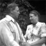 Alvar ja Aino Aalto kotitalonsa pihalla vuonna 1947. Alvar and Aino Aalto in 1947. Photo © Alvar Aalto -säätiö_Foundation.S59-3