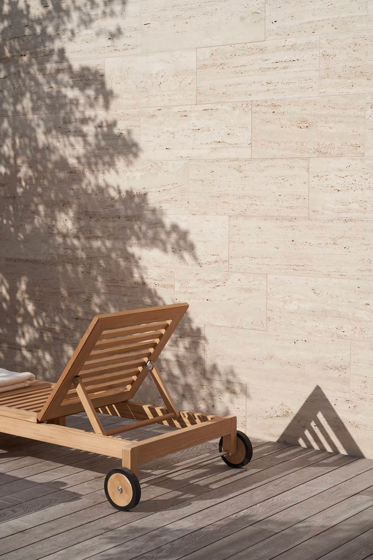 Elegant AH604 outdoor lounger by architect Alfred Hømann featuring weather-resistant materials for Carl Hansen & Søn