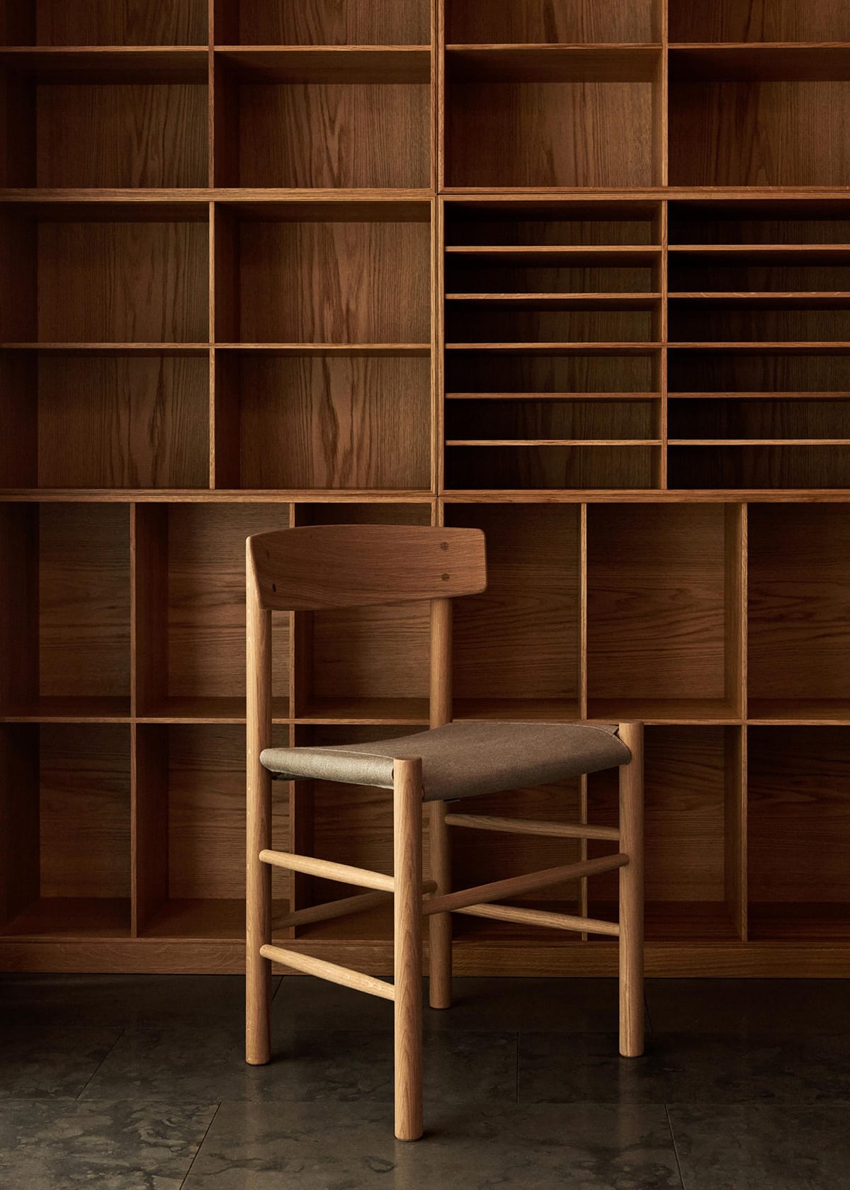 J39upholstered_oaklightoilnaturalcanvas | ScandinavianDesign.com