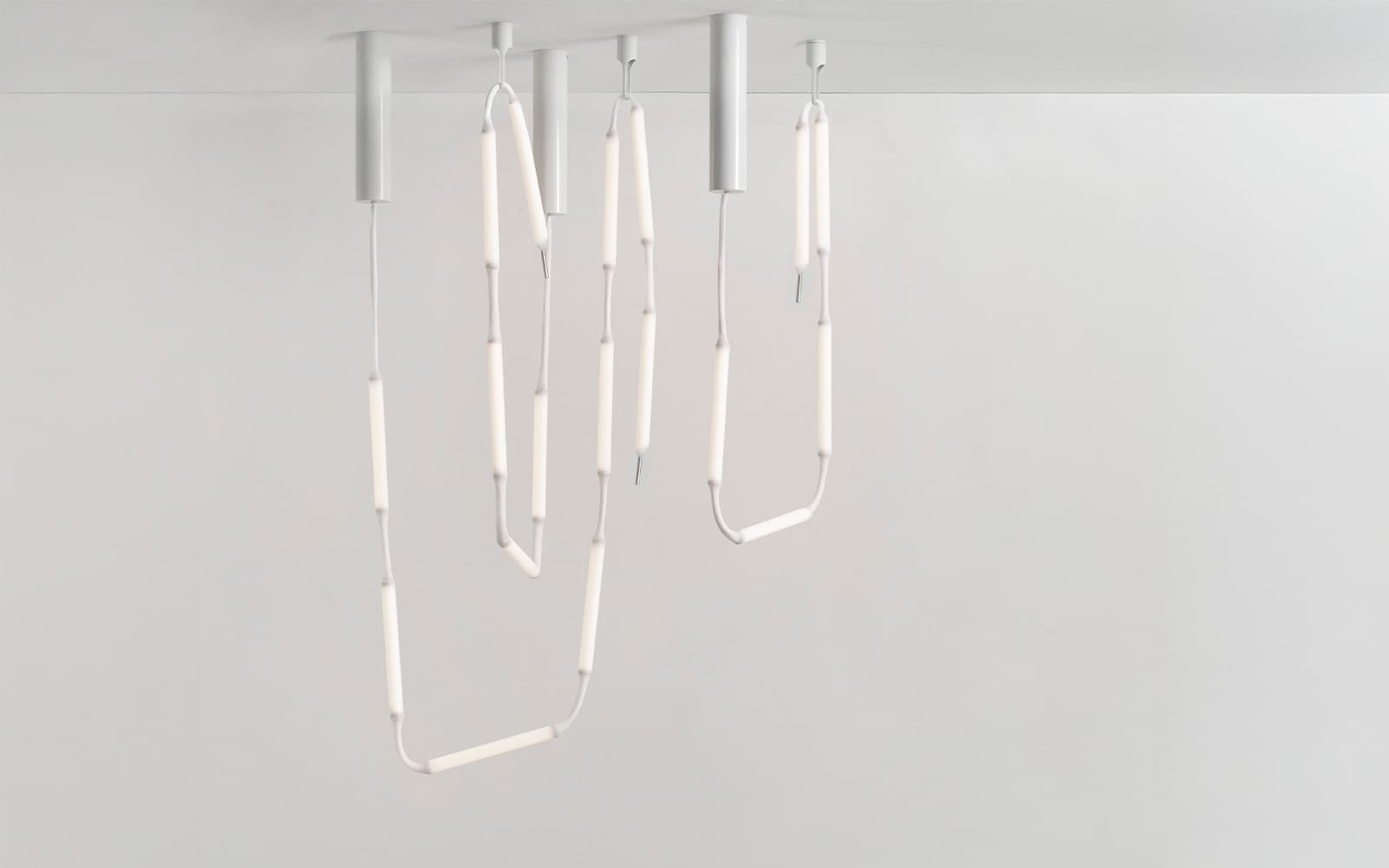 Side profile of Normann Copenhagen's Reb Lamp showing the linear arrangement of light modules designed by Verena Hennig of AKTTEM.