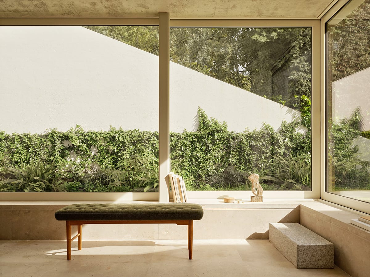 Foyer-bench-vilhelm-lauritzen-carl-hansen-and-son-2 | ScandinavianDesign.com