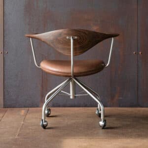 Pp502_2024_carlsberg_byen_lifestyle_swivel_chair_clr_arr-2 | ScandinavianDesign.com