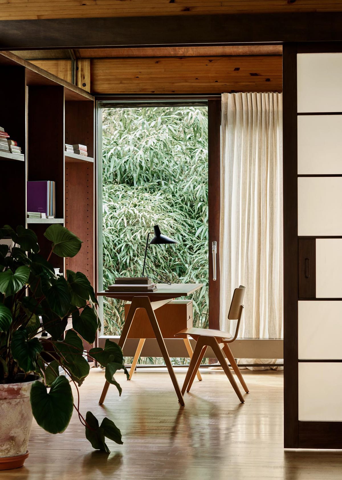 Atd_retail_2024_daystak Desk Rd3_daystak Side Chair Rd1_tripod Hm9 | ScandinavianDesign.com