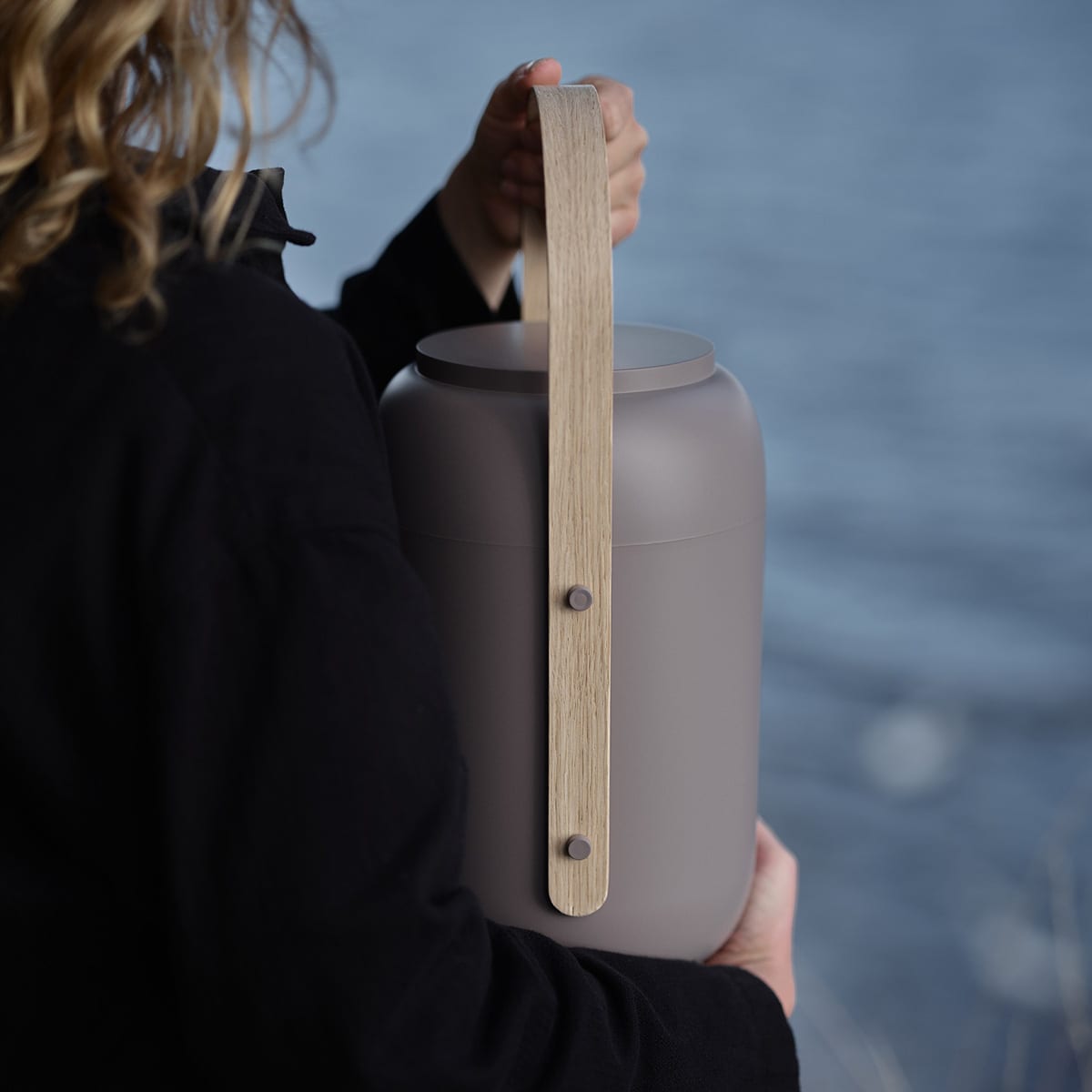 Akari – A New Way Forward For Urn Design By Anker Bak For Fredahl Rydéns | ScandinavianDesign.com