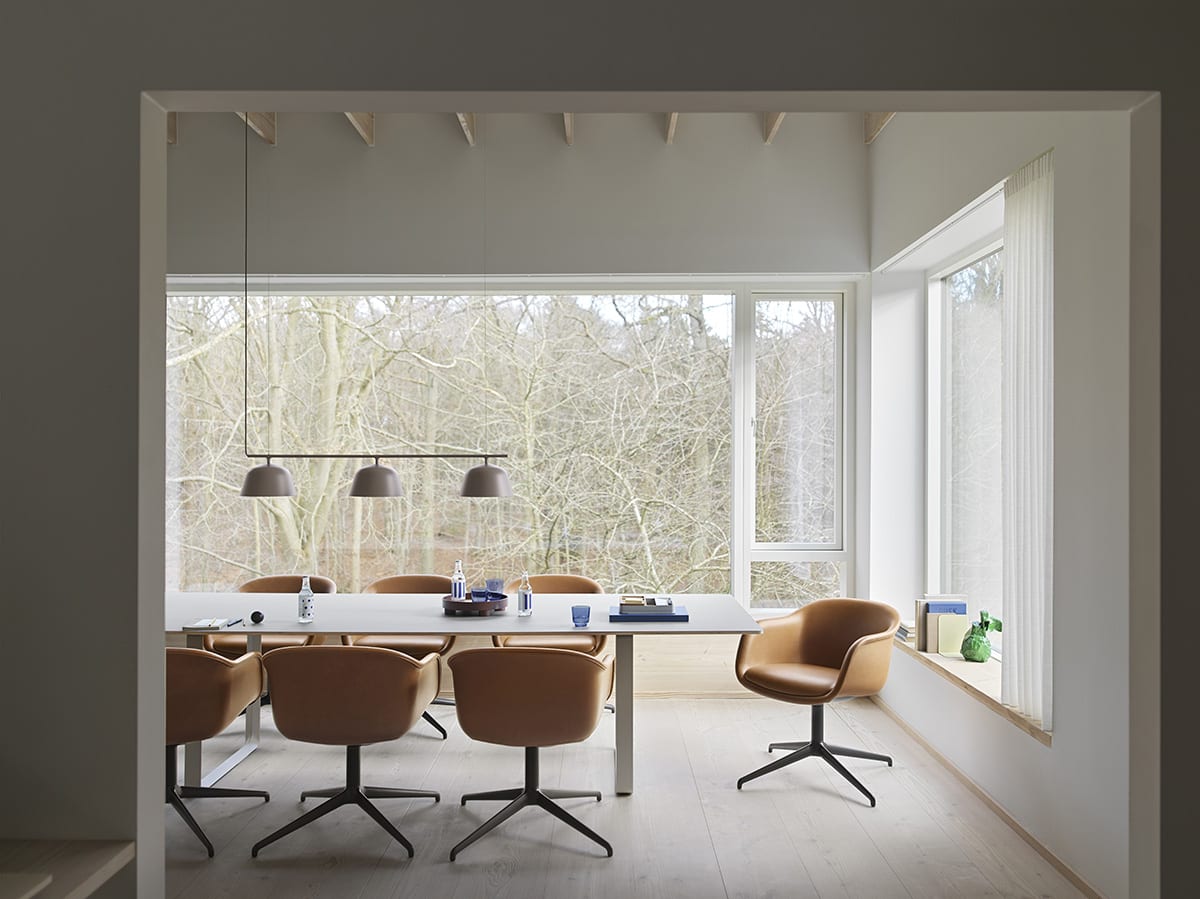 Fiber-conference-armchair-swivel-refine-leather-cognac-70-70-grey-295-cm-ambit-rail-taupe-platform-tray-raise-wide-muuto-org | ScandinavianDesign.com