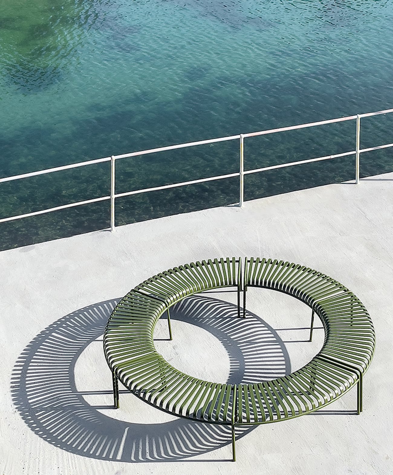 Palissade-park-bench_910x1100_brandmodel2 | ScandinavianDesign.com