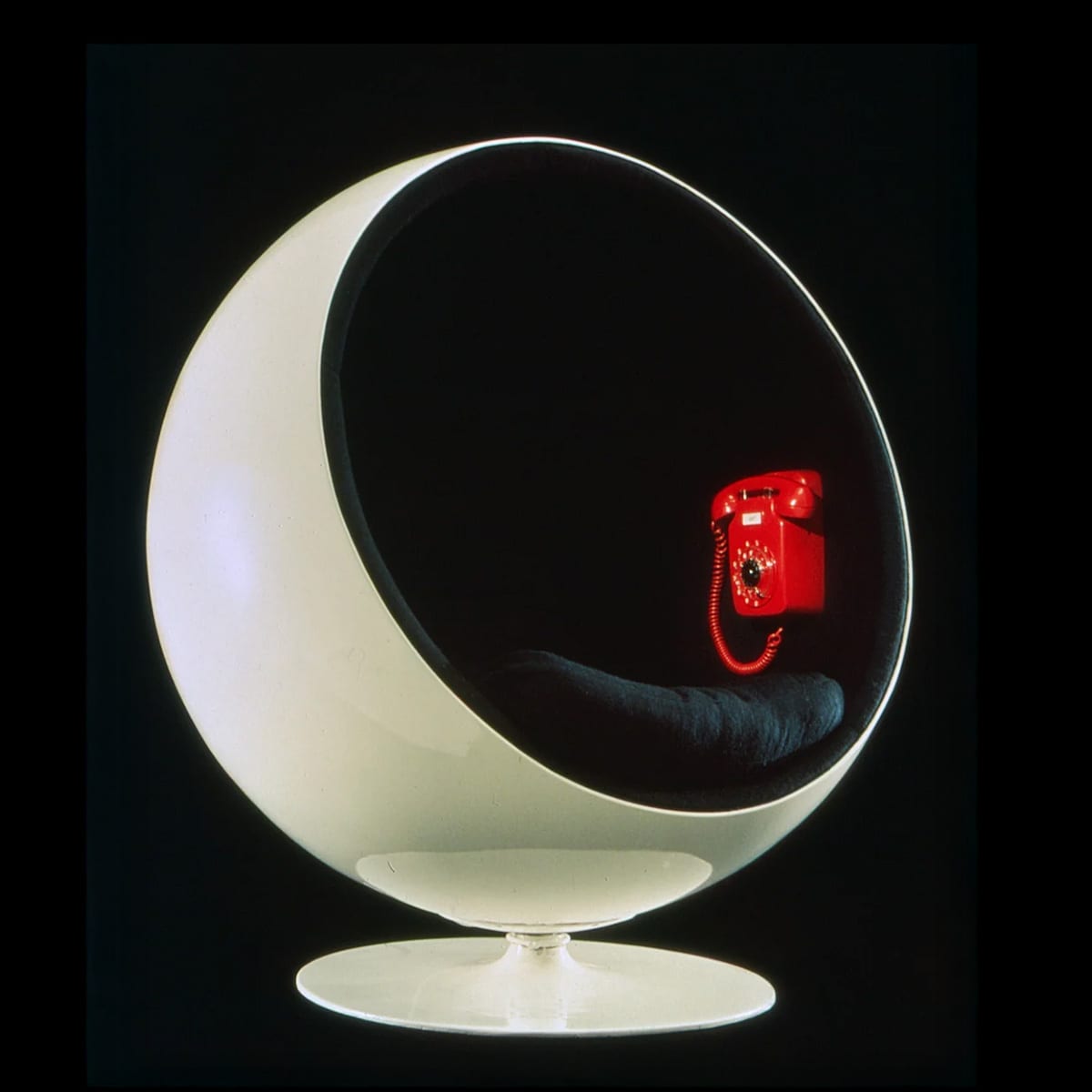 Eero-aarnio-ball-chair-audio | ScandinavianDesign.com