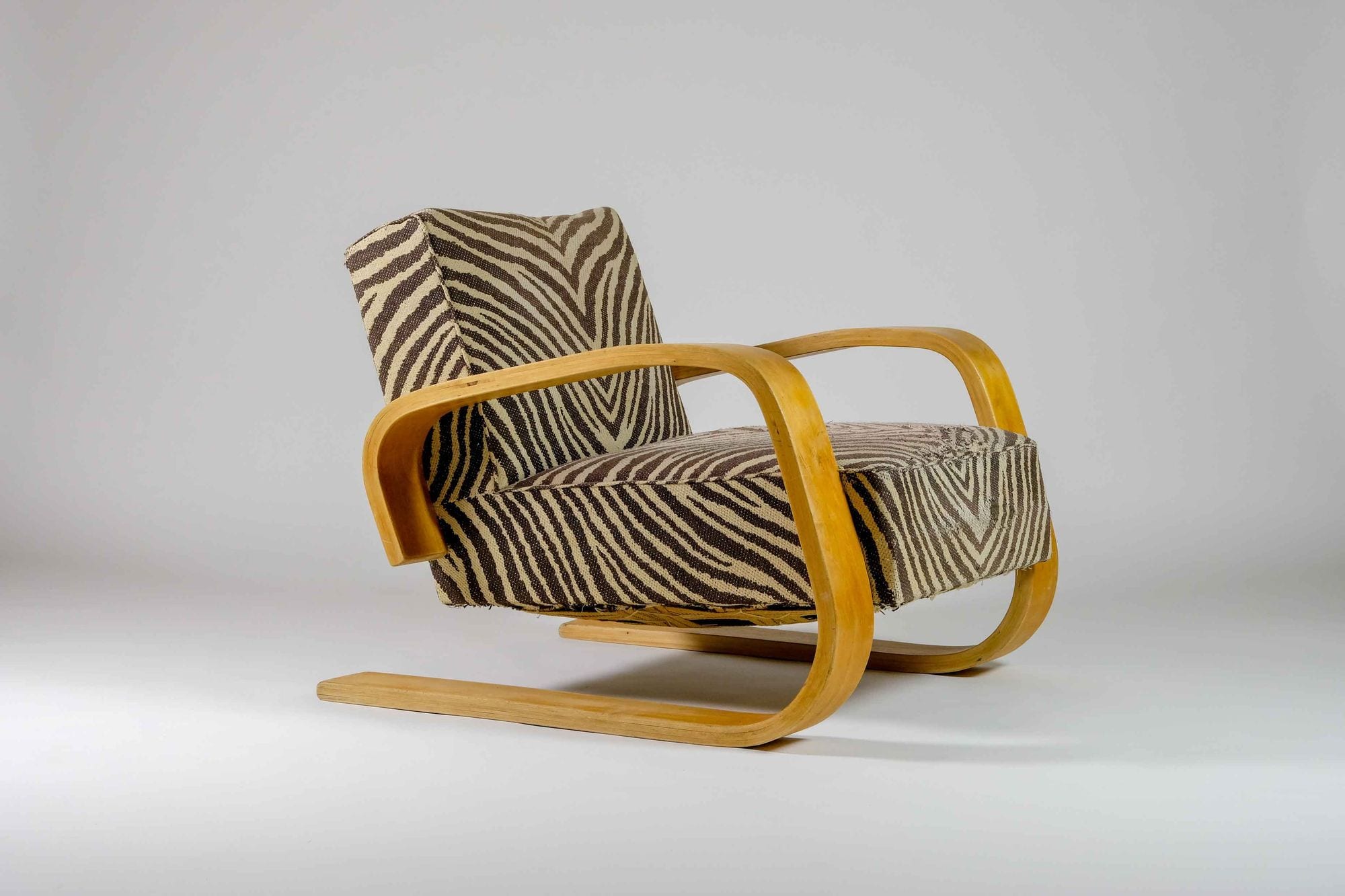 Alvar Aalto armchair 37 1936 Pertti Männistös photo Anssi Vaarola