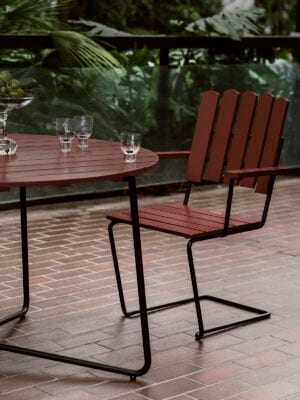 Grythyttan Stålmöbler Classic series garden chair in dark red lacquered oak with black powder-coated steel frame