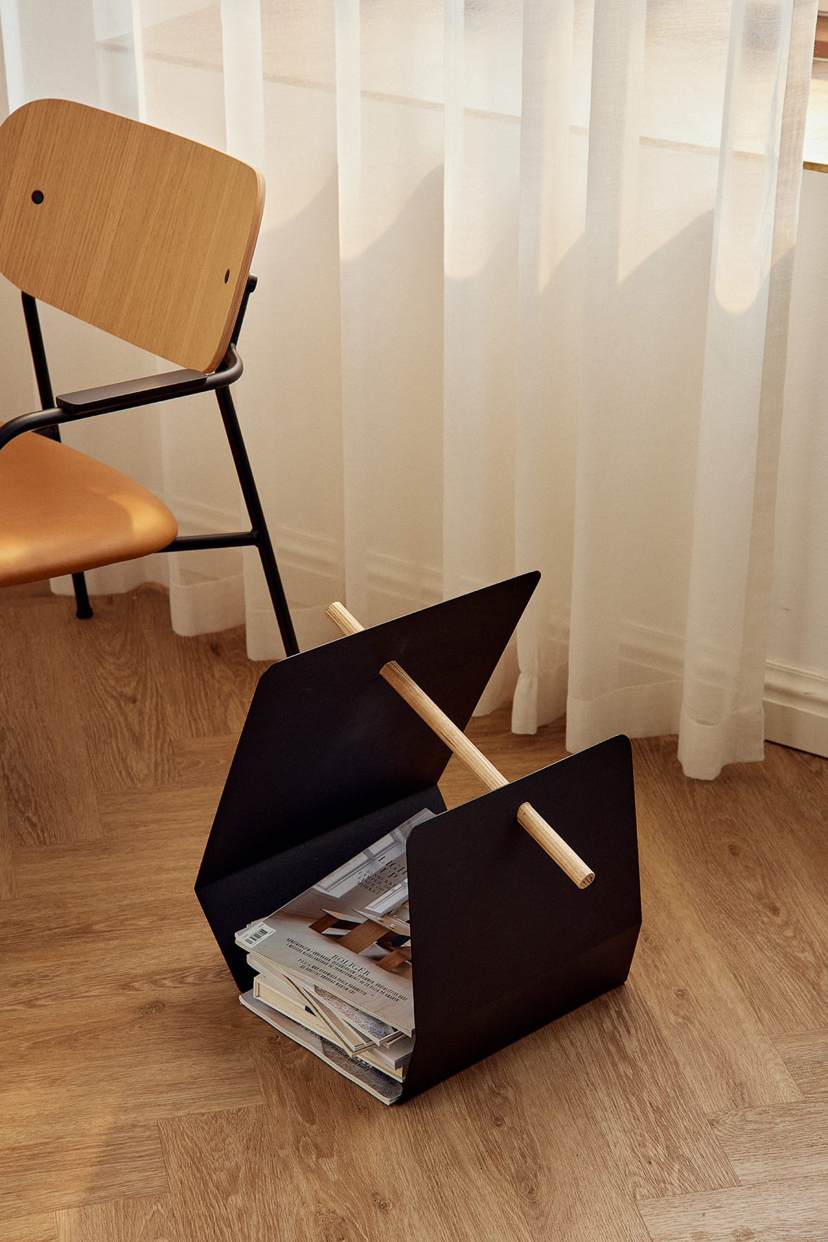 Edge Magazine Holder powder coated metal black Scope Lounge whitepigm. matt lacquer oak veneer cognac leather