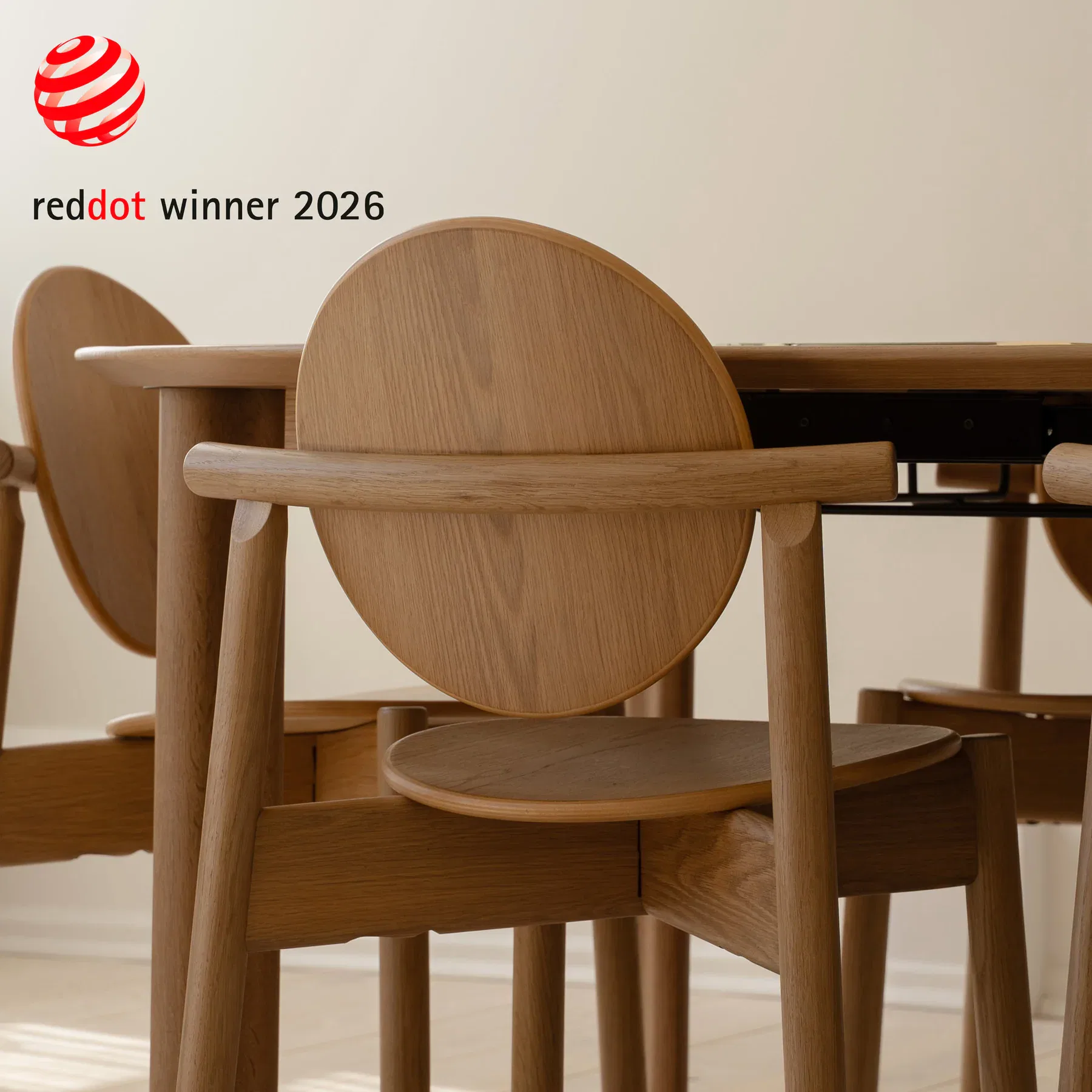 UMAGE lifestyle Heiko dining chair oak Comfort Circle with extension oak 5 RD cropped 1800x1800