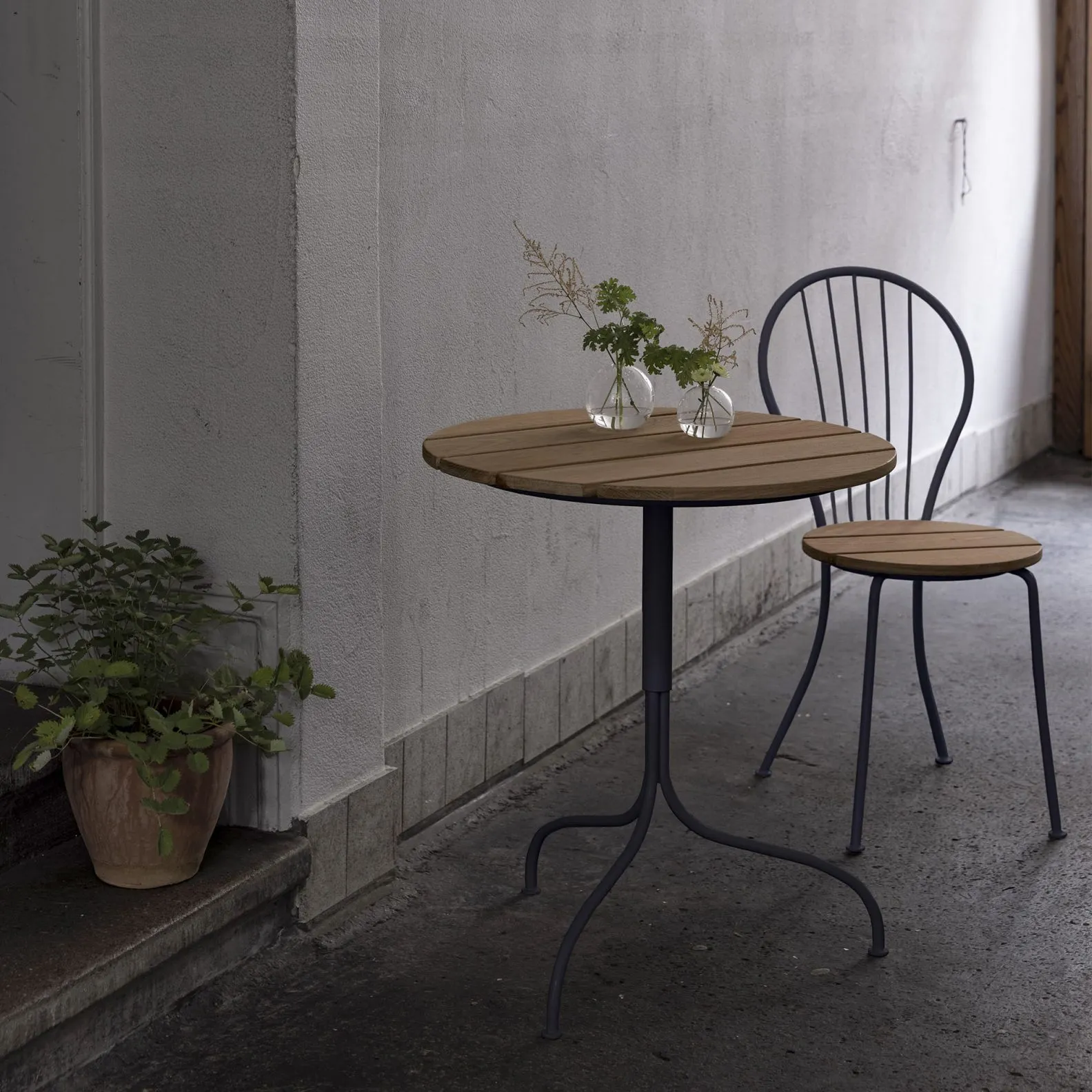 Akleja series by Jonas Bohlin for Grythyttan Stålmöbler featuring untreated teak and powder-coated steel
