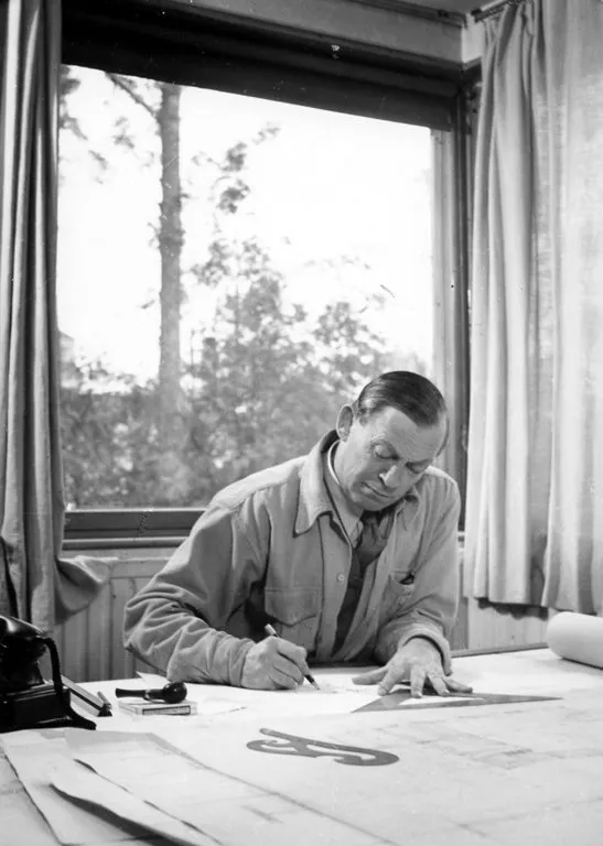 Alvar Aalto ateljeessaan. Avar Aalto in his Studio. Photo Eino Mäkinen © Alvar Aalto -säätiö_Foundation.1-200