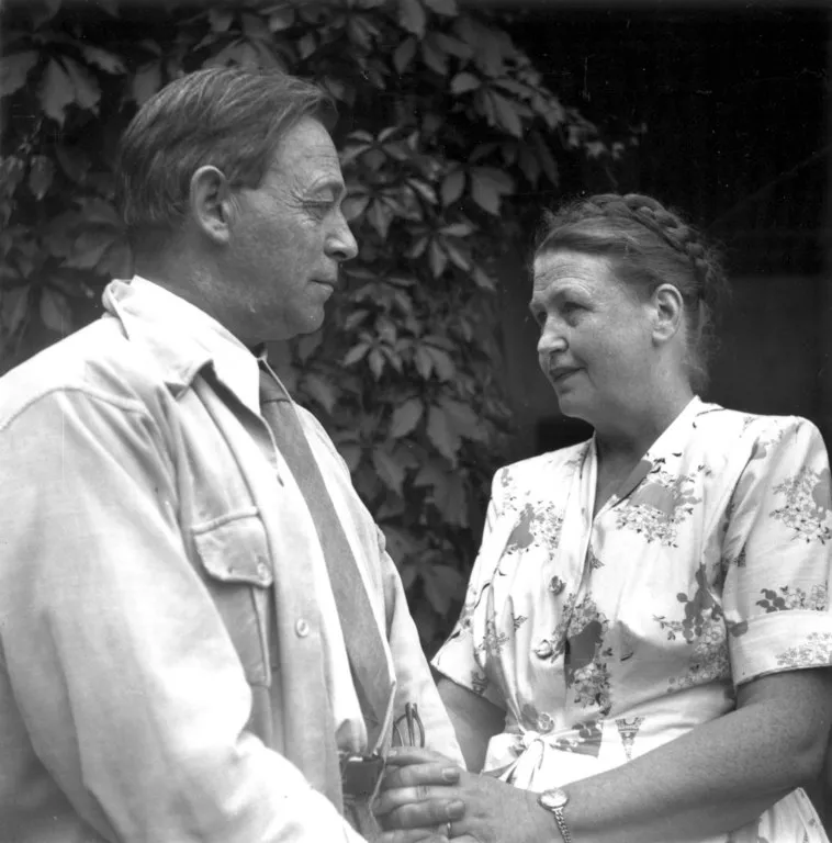 Alvar ja Aino Aalto kotitalonsa pihalla vuonna 1947. Alvar and Aino Aalto in 1947. Photo © Alvar Aalto -säätiö_Foundation.S59-3