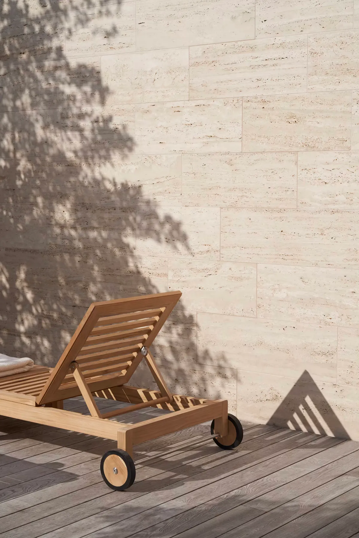 Elegant AH604 outdoor lounger by architect Alfred Hømann featuring weather-resistant materials for Carl Hansen & Søn