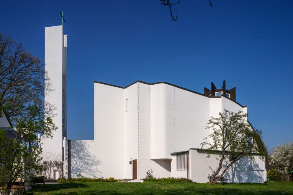 Wolfsburg-Church-Heilig-Geist-Kirche-and-the-Parish-Centre-1959-62-exterior.-Photo-Maija-Holma-©-Alvar-Aalto-Foundation.digi-5000b-988×659