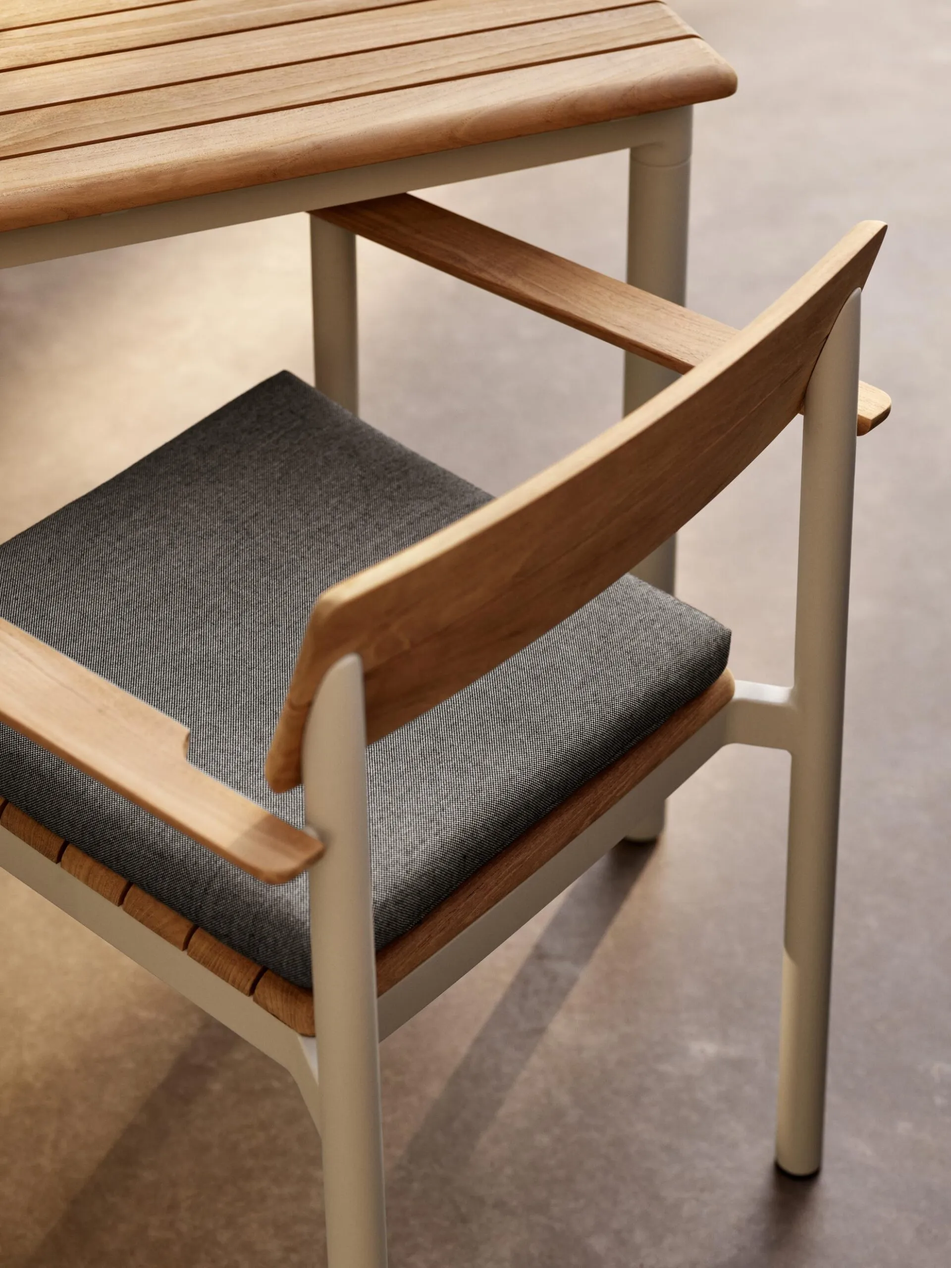 FH_Pelagus_Armchair_Light_Ivory_Cushion_Ash_detail
