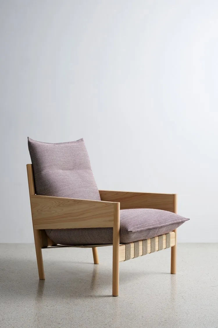 Komplettera med bildtexter: 6 stycken Alt-texter (Max 125 tecken) samt 6 stycken Description (155–160 tecken) till varje länk på dessa artiklar för att optimera SEO: https://www.scandinaviandesign.com/zabu-dynamic-comfort-inspired-by-japanese-floor-cushions-design-by-anderssen-voll/ https://www.scandinaviandesign.com/the-vl-45-radio-house-pendant-design-by-vilhelm-lauritzen-louis-poulsen/ https://www.scandinaviandesign.com/p-y-r-protect-your-rights-design-by-david-ericsson-bla-station/