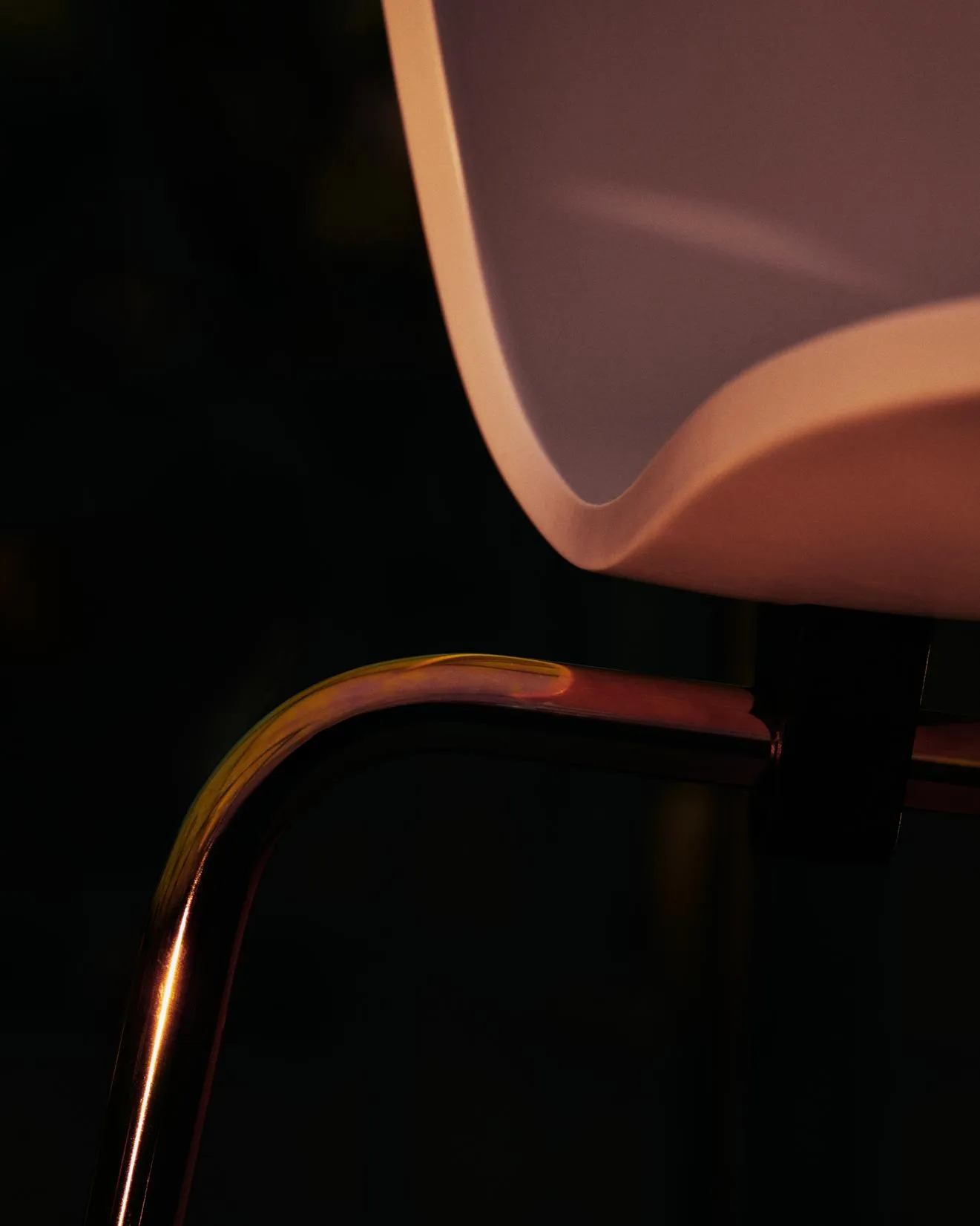 Series 7 chair in violet with rainbow base showcasing the organic molded plywood shell design by Arne Jacobsen