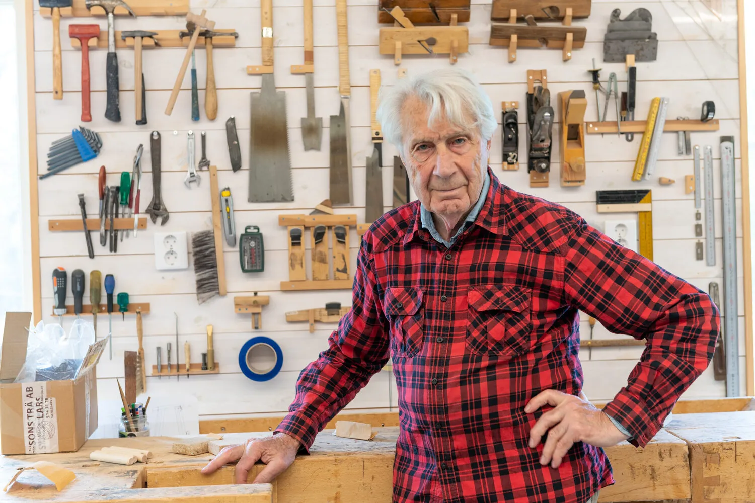 Åke Axelsson Swedish furniture designer legend 90 years old sustainability pioneer Prince Eugen Medal winner craftsmanship. Photo: Lennart Durehed