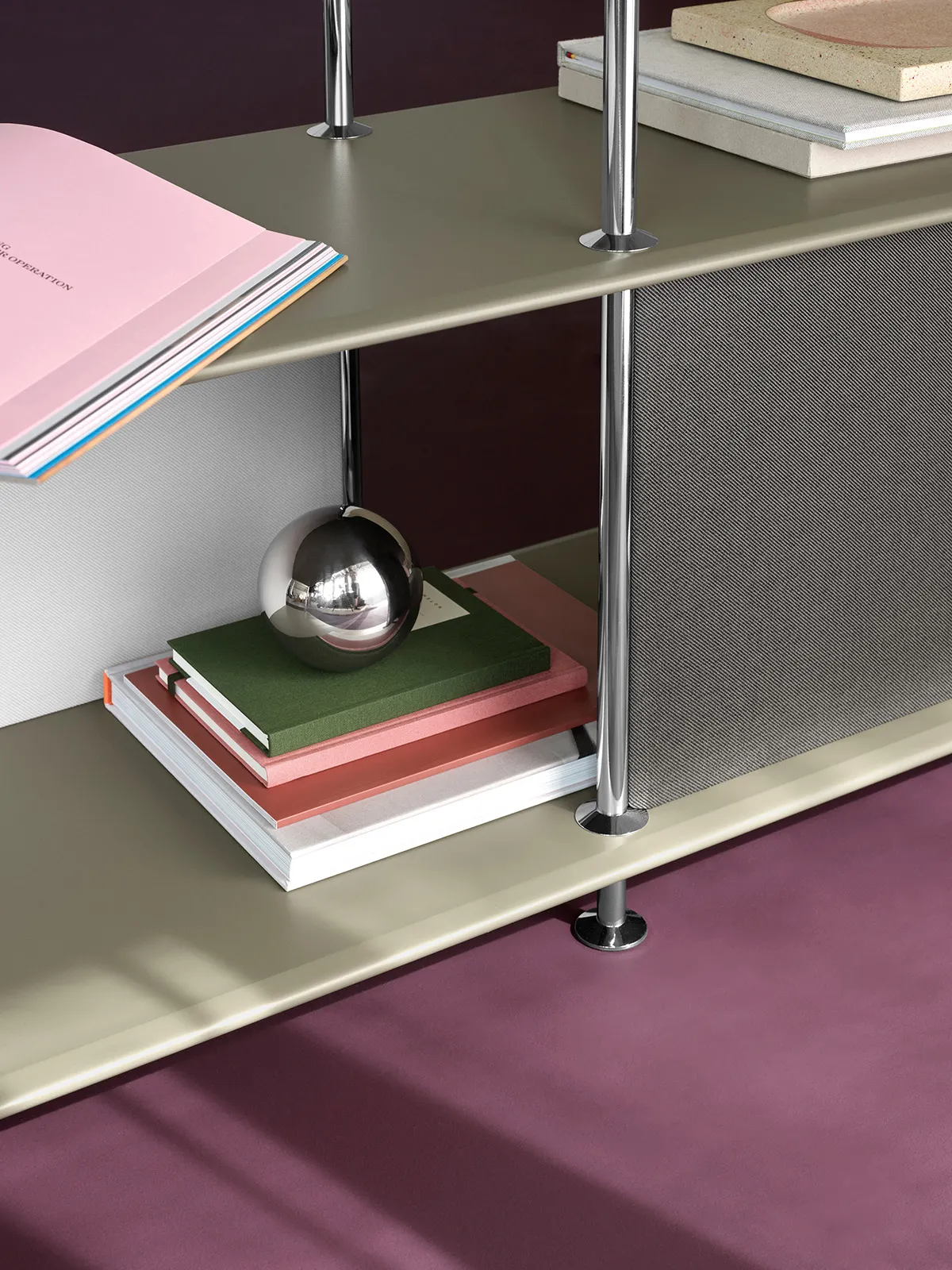 Close-up Montana Free chrome columns with scratch-resistant lacquer finish and textile panel integration