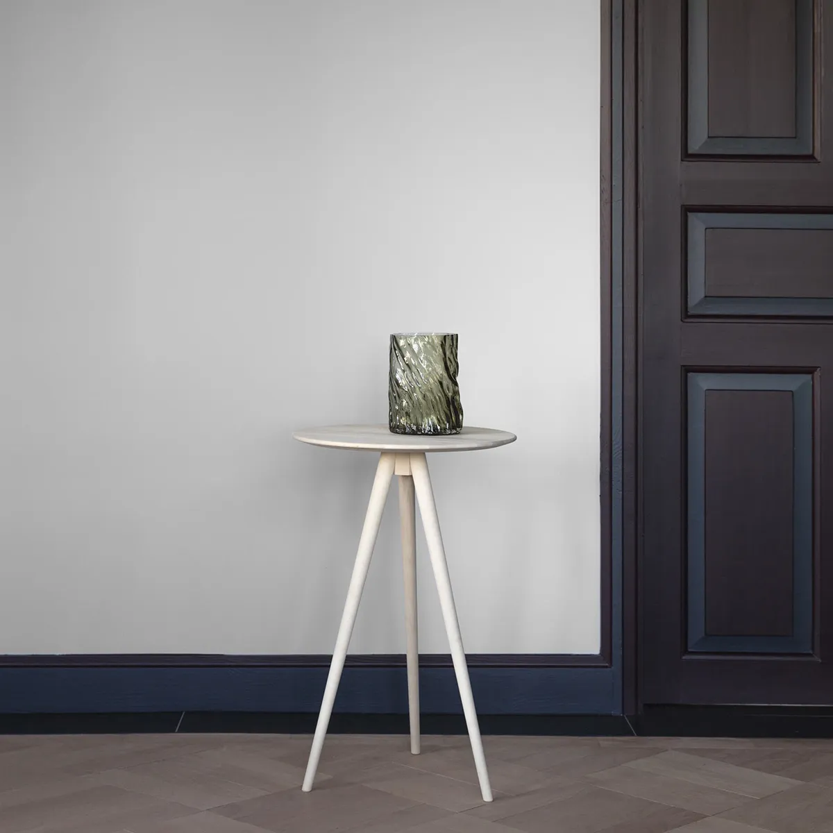 TRIP A small, light three legged table to be placed next to a chair, armchair or in front of the sofa. The tabletop and undercarriage can be painted in any color. Design: Mårten Cyrén