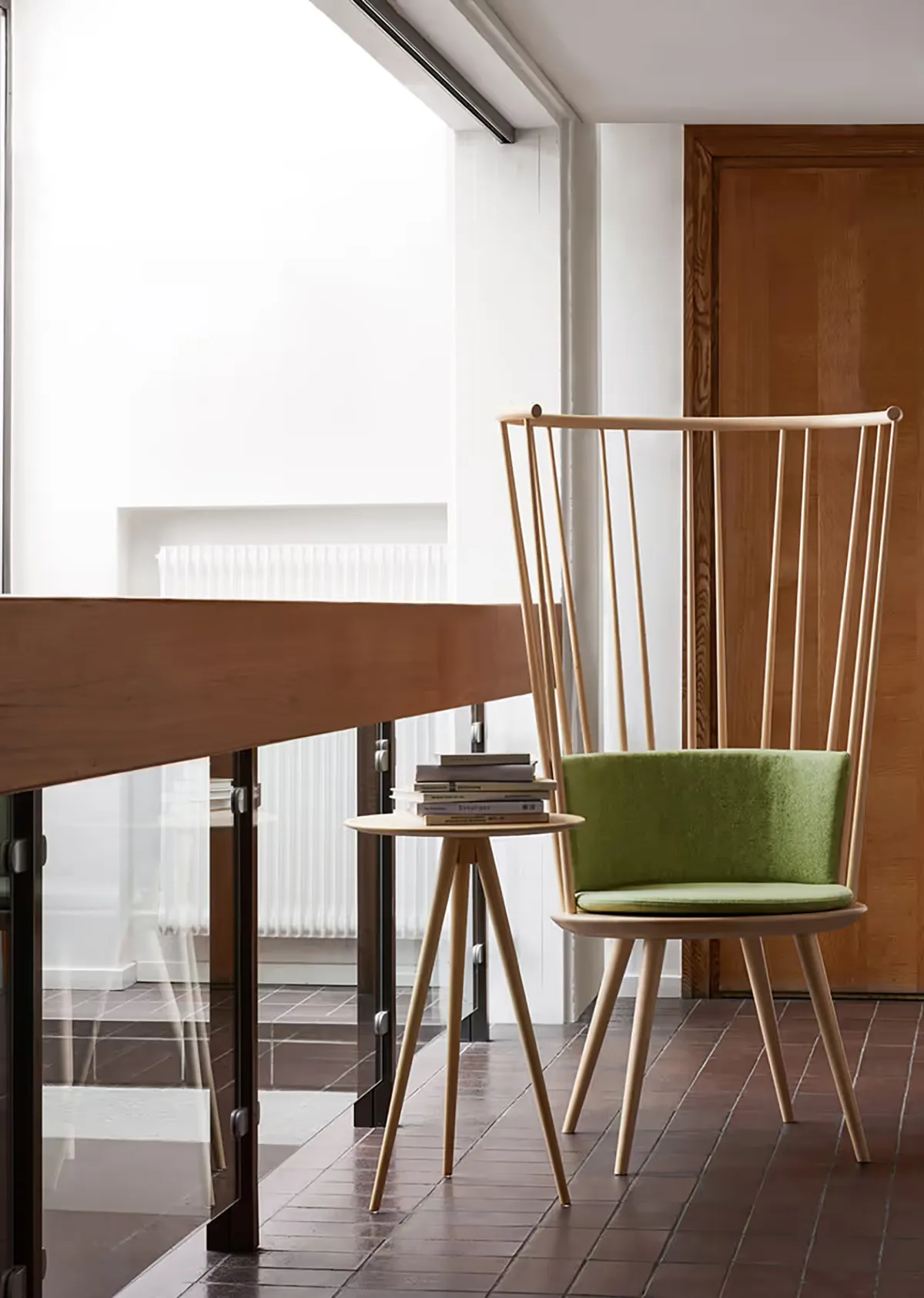 TRIP A small, light three legged table to be placed next to a chair, armchair or in front of the sofa. The tabletop and undercarriage can be painted in any color. Design: Mårten Cyrén