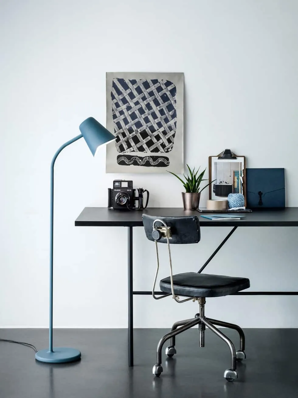 me_petrol_blue_desk-northern-lighting_photo-chris-tonnesen-E1k_BcAx7XQwORdbJlFWcA