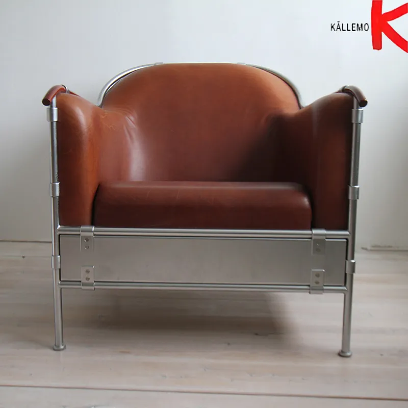 Den formgjutna järnramen fungerar både som konstruktiv stomme och visuell signatur för Rex-fåtöljen.