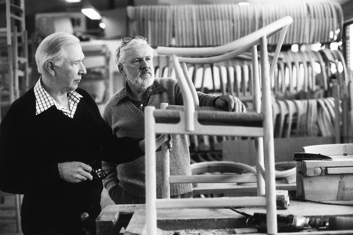 Arkitekt Hans J. Wegner og møbelfabrikant Ejnar Pedersen har sammen fået overrakt møbelprisen 1980.