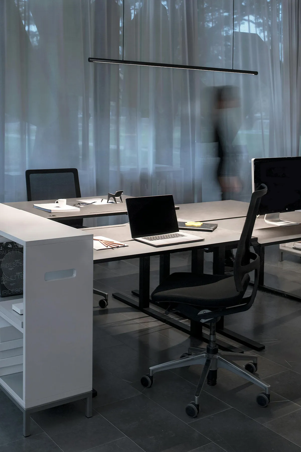 w181 Linier Pro spotlights in conference room setting showcasing versatile professional lighting applications