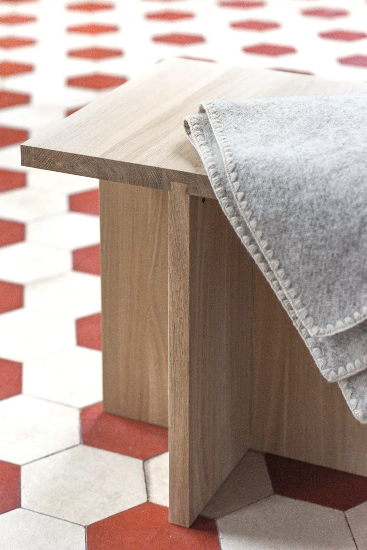 V.TB.01 seating in modern office environment demonstrating flexible modular arrangement possibilities