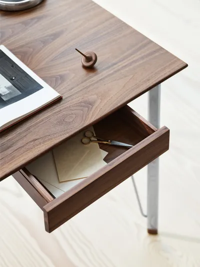 FH3605™ Writing Desk, the table leg by Arne Jacobsen in 1955