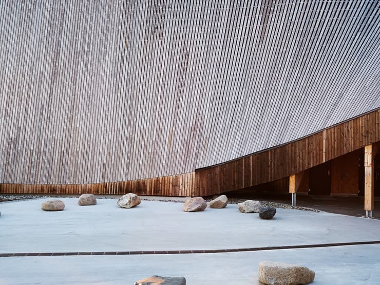 アート・デザイン・音楽 Neue Holzarchitektur in Skandinavien Čoarvemátta: New Hub Blends Sami Culture with Traditional
