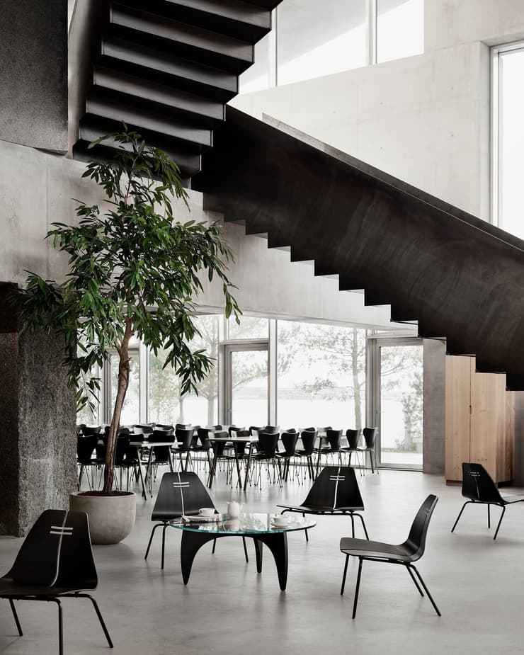 PK23™ lounge chair design by Poul Kjærholm for Fritz Hansen