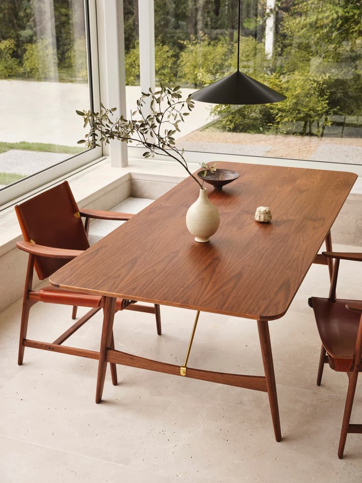 Carl Hansen & Søn: Presents a wider version of Børge Mogensen The Carl Hansen & Søn: Presents a wider version of Børge Mogensen The