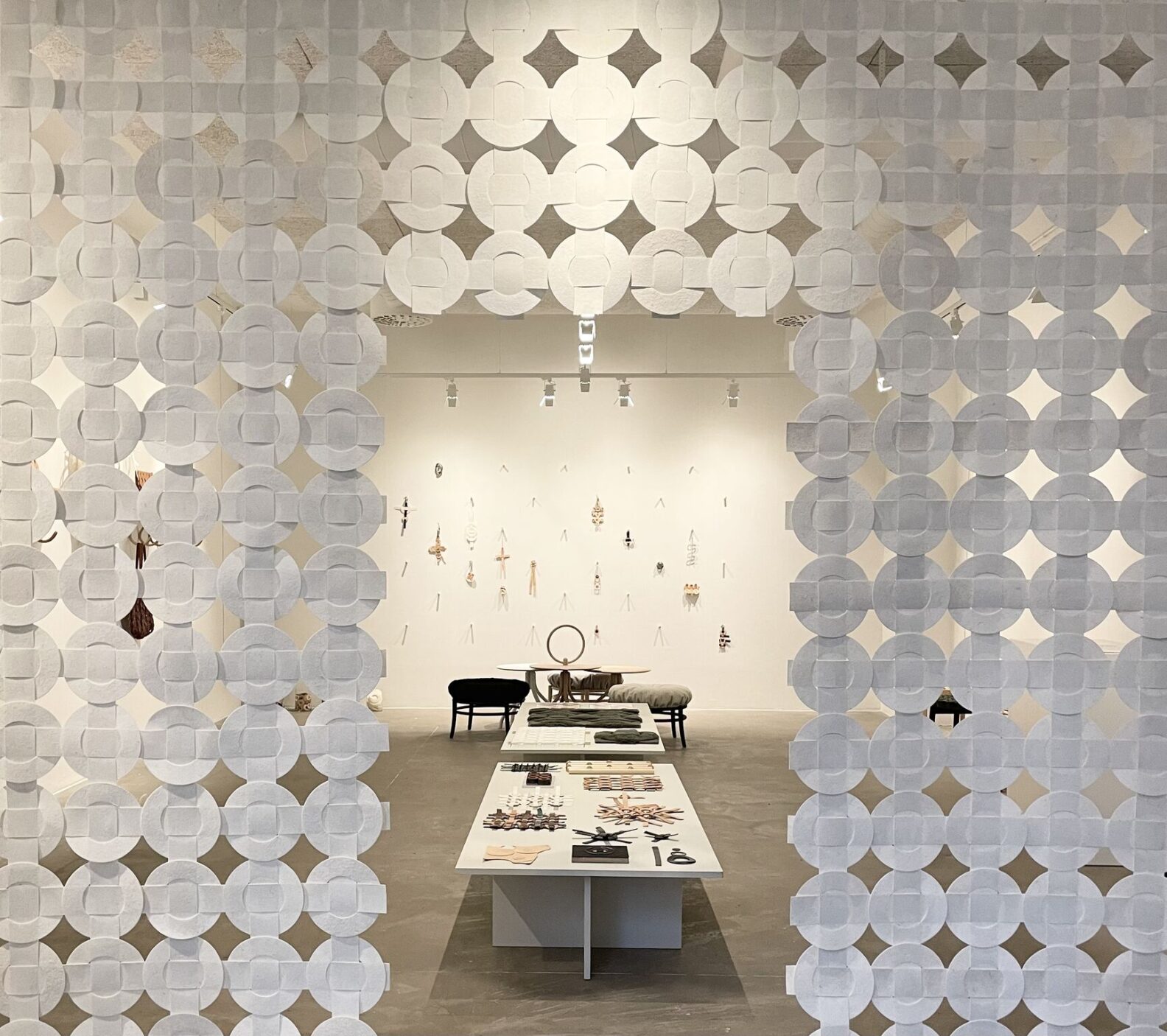 SAMBAND (Interconnection) exhibition by Mia Cullin at Galleri Gemla featuring designs that explore relationships between objects and materials