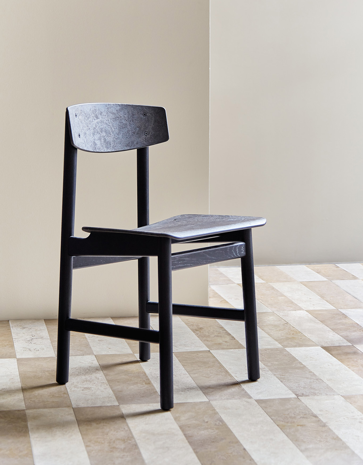 Mater_10002_consciouschair3162_blackcoffeewasteblack_side | ScandinavianDesign.com