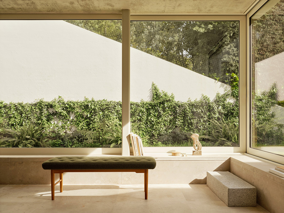 Foyer-bench-vilhelm-lauritzen-carl-hansen-and-son-2 | ScandinavianDesign.com