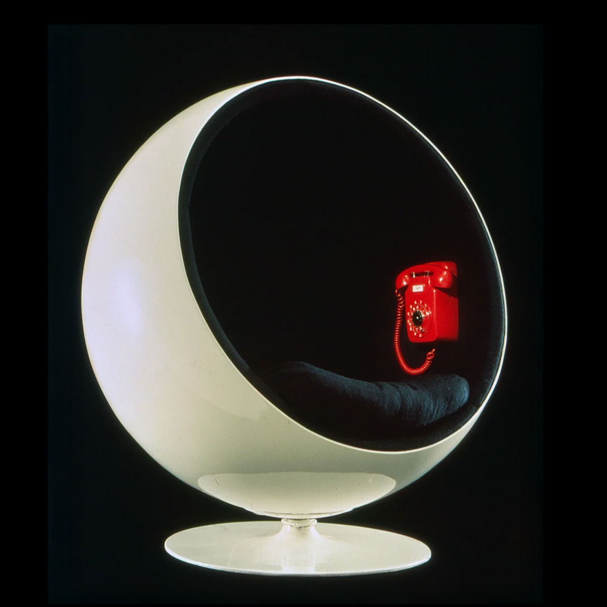 Eero-aarnio-ball-chair-audio | ScandinavianDesign.com