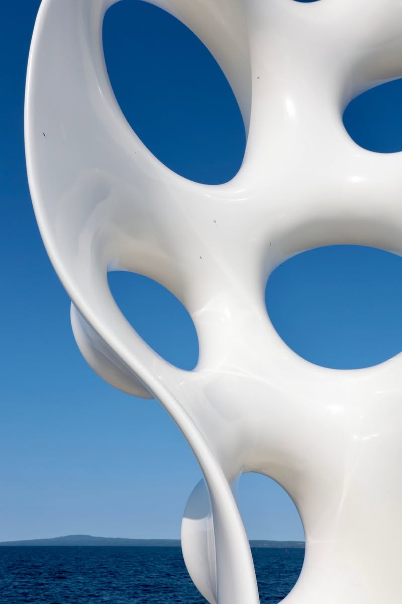 h800 0c3a4395 dff071 Detail of Eva Hild Hold sculpture matt white lacquered steel surface looping form